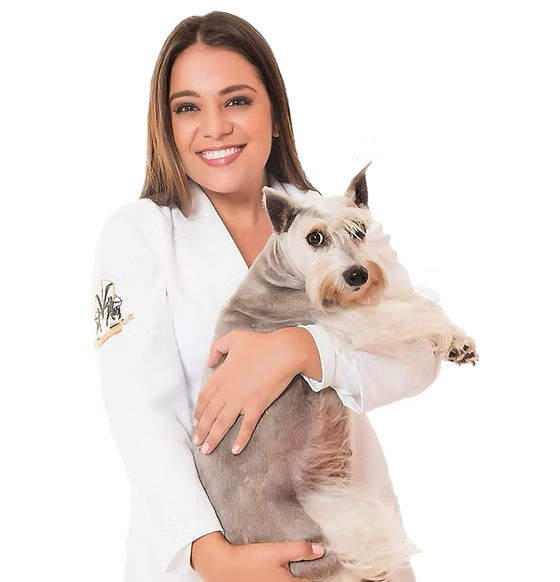 La doctora veterinaria experta en nutrición canina sosteniendo a su perra