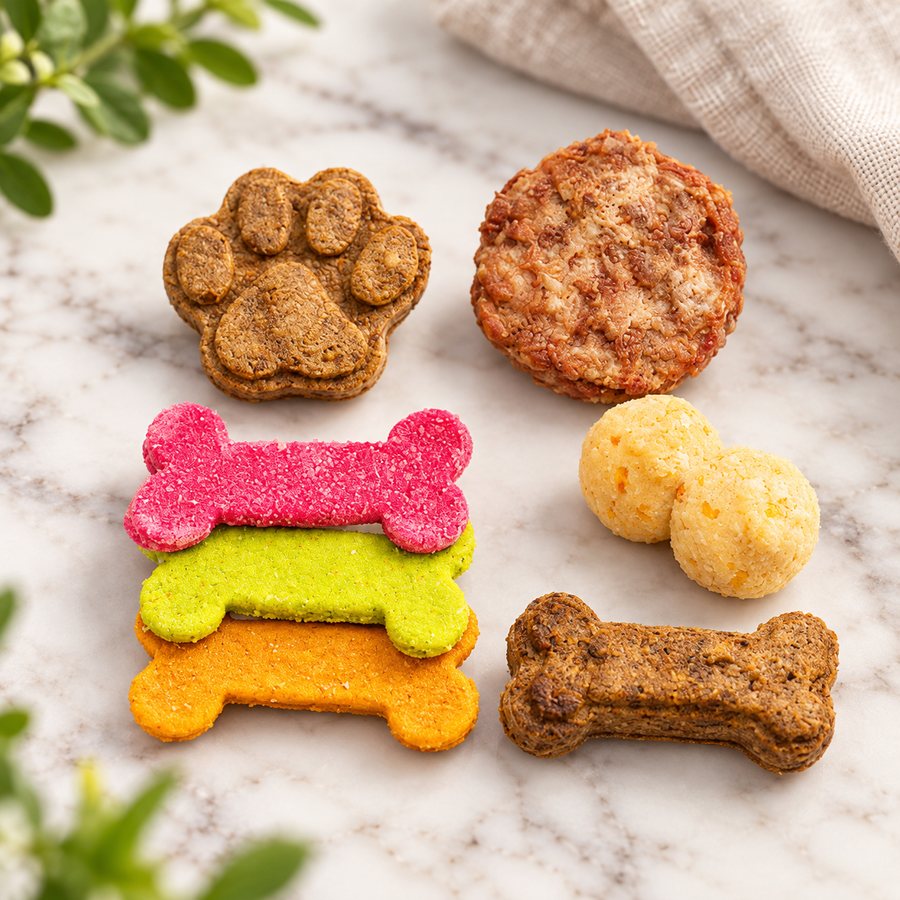 Snacks salados Delipet: galletas en forma de huella y de huesos de colores, hamburguesa y coxinhas