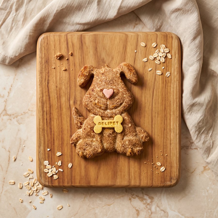 Torta de carne de res con forma de perrito, nariz de corazón y un hueso con el nombre Delipet